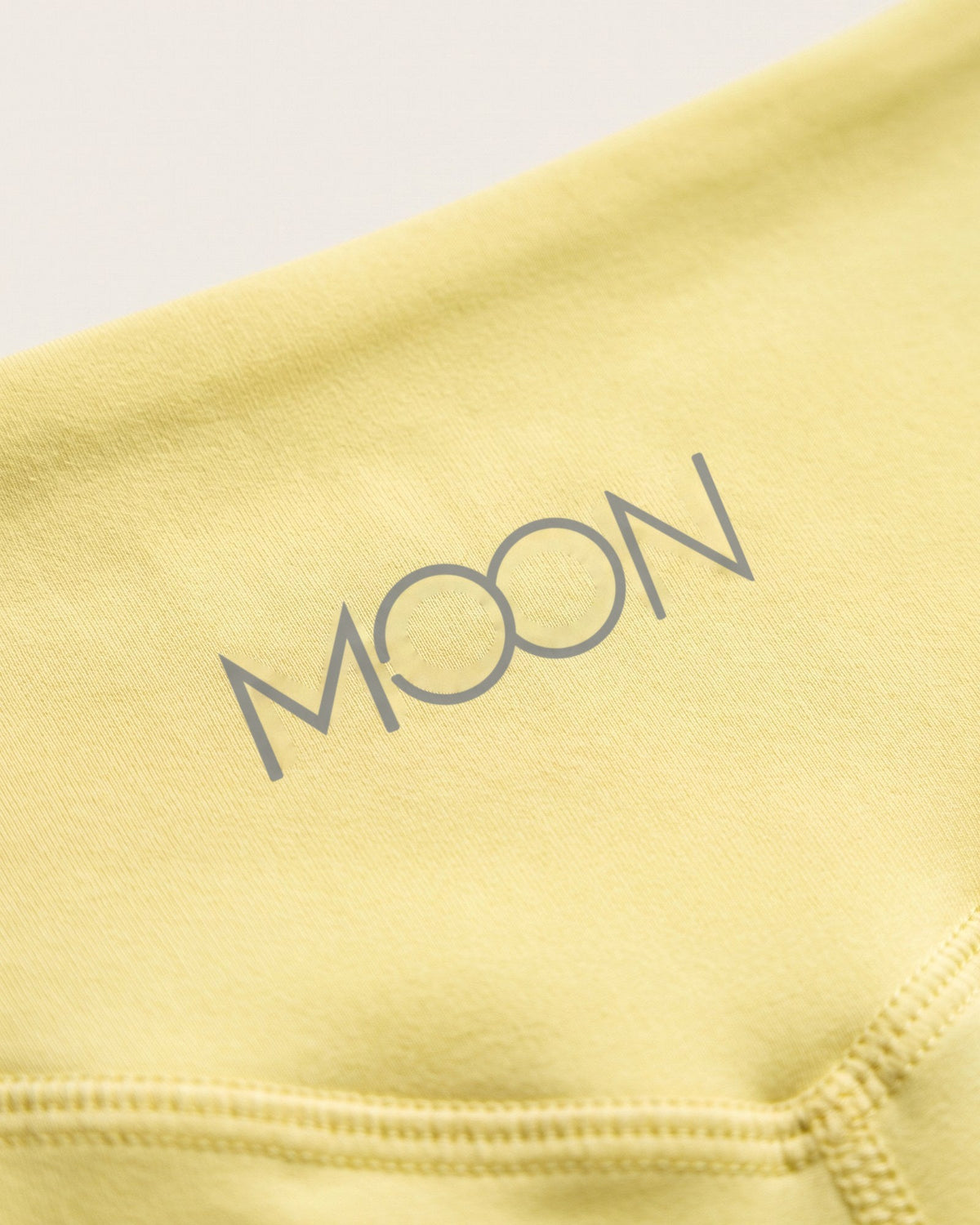 The Twist Short — Yellow, detalle del logo