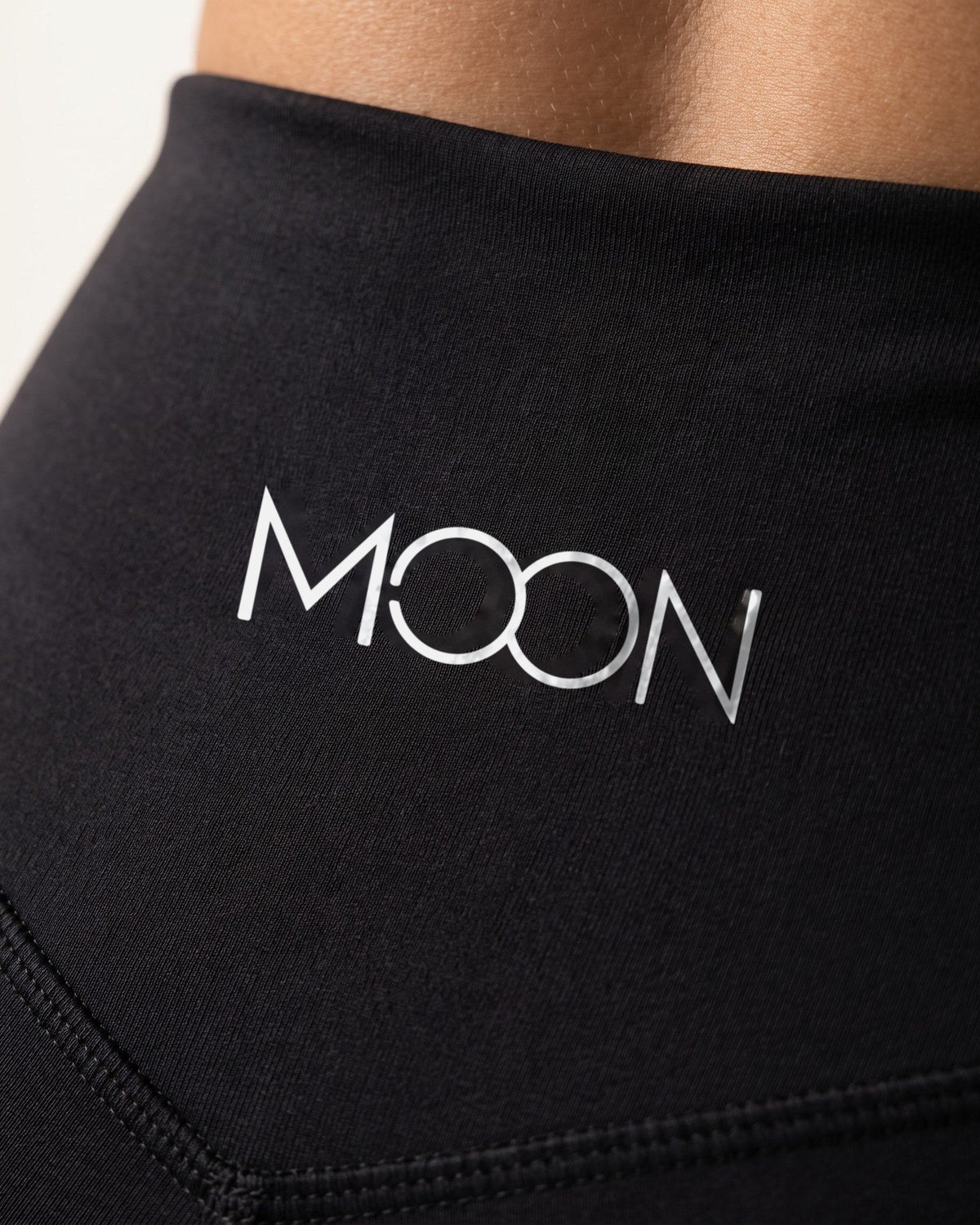 The Twist Short — Black, detalle del logo